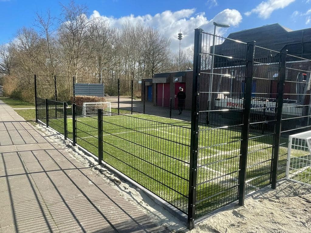Wat is een pannakooi? Afmetingen, geluidsnormen en aandachtspunten 1 Pannakooi met kunstgras in Zuidhorn